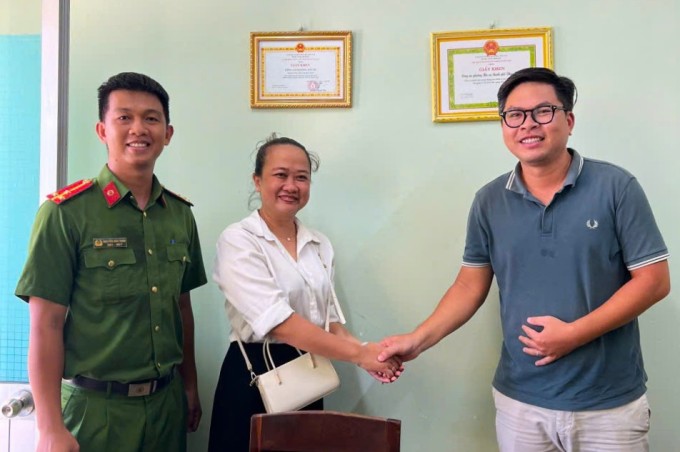 Anh Mãi Hữu Phúc cảm ơn chị Duyên và Công an Mũi Né. Ảnh: Công Bình