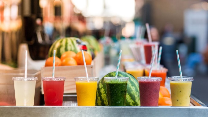 Bác sĩ Saurabh Sethi khuyên không nên uống quá nhiều nước ép trái cây do chứa lượng đường fructose cao, có thể tạo gánh nặng cho gan.