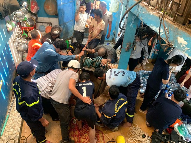 Sau hơn 1 giờ 30 phút giải cứu, lực lượng chức năng đã cứu được hai cha con ông Duy