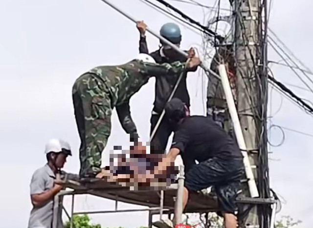 Lực lượng chức năng dựng dàn giáo đưa nạn nhân xuống