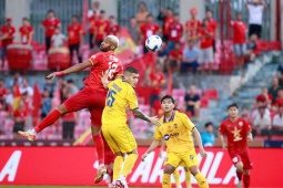 Video bóng đá Hà Tĩnh - SLNA: Ngoại binh lập công, tạm thoát suất play-off (V-League)
