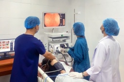 Cấp cứu nội soi khẩn cấp vì nuốt nhầm vỏ thuốc nhựa