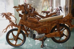 Lão nông tự chế xe máy gỗ