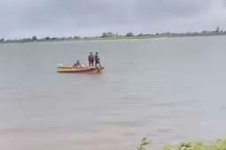 Thương tâm: Đi bắt cáy, hai mẹ con gặp nạn dưới sông