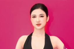 Thí sinh Next Top xinh như hoa hậu khoe đôi chân một mét