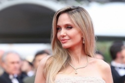Angelina Jolie khoe thân hình như tạc tượng ở tuổi 50 trên thảm đỏ Cannes