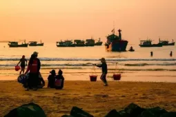 Bình minh rộn ràng trên chợ cá Long Thủy, Phú Yên