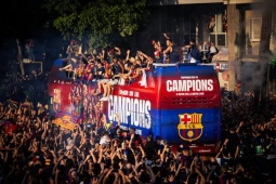 Barca ăn mừng cú ăn ba: Lễ hội đường phố và khoảnh khắc hài hước của Araujo