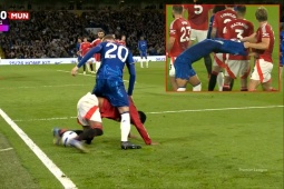 Dàn sao Chelsea - MU  " tấu hài " : Palmer cưỡi cổ Diallo, Hojlund lột áo đối thủ