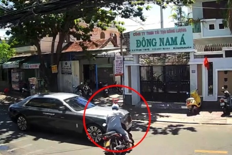 Clip: Đâm vào xe Rolls-Royce, xe máy phi thẳng vào ngõ khiến tài xế ngỡ ngàng