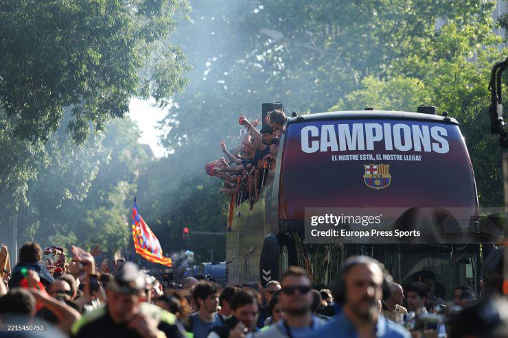 Barca rước cúp cú ăn 3: "Biển người" chung vui, Yamal - Raphinha rạng rỡ - 9