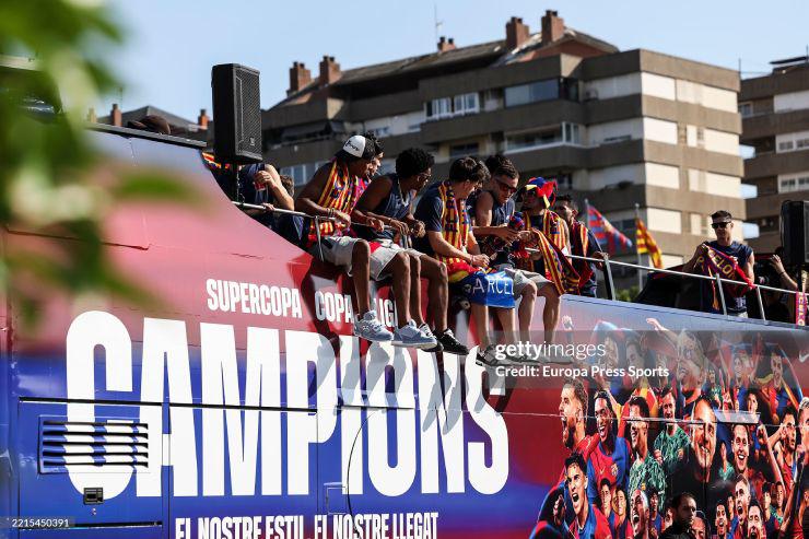 Barca rước cúp cú ăn 3: "Biển người" chung vui, Yamal - Raphinha rạng rỡ - 10
