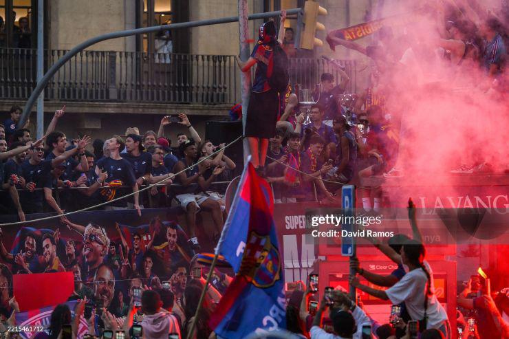 Barca rước cúp cú ăn 3: "Biển người" chung vui, Yamal - Raphinha rạng rỡ - 3