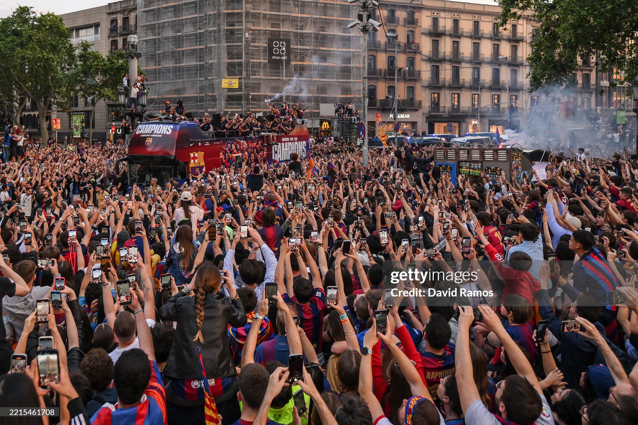 Các cầu thủ và người hâm mộ Barcelona&nbsp;diễu cúp ăn mừng