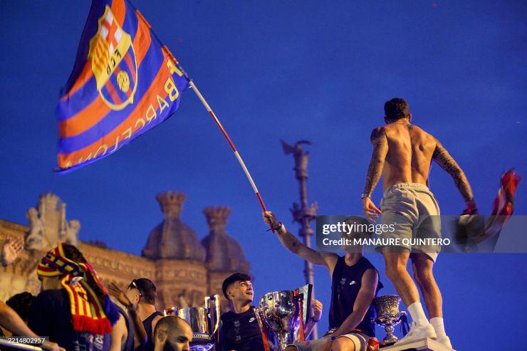 Barca rước cúp cú ăn 3: "Biển người" chung vui, Yamal - Raphinha rạng rỡ - 4