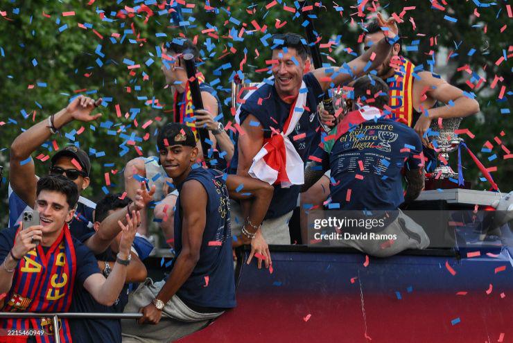 Barca rước cúp cú ăn 3: "Biển người" chung vui, Yamal - Raphinha rạng rỡ - 11