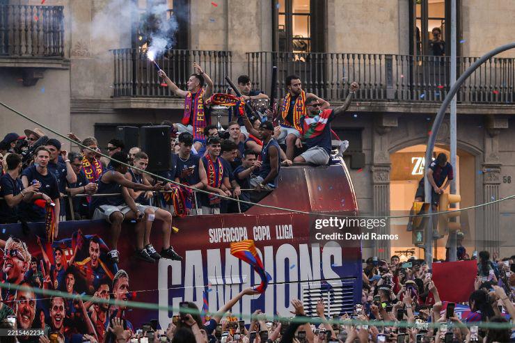 Barca rước cúp cú ăn 3: "Biển người" chung vui, Yamal - Raphinha rạng rỡ - 5