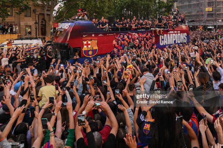 Barca rước cúp cú ăn 3: "Biển người" chung vui, Yamal - Raphinha rạng rỡ - 6