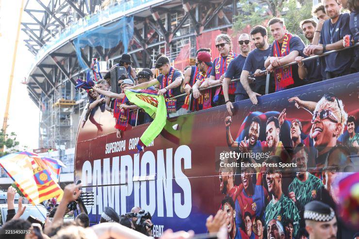 Barca rước cúp cú ăn 3: "Biển người" chung vui, Yamal - Raphinha rạng rỡ - 7