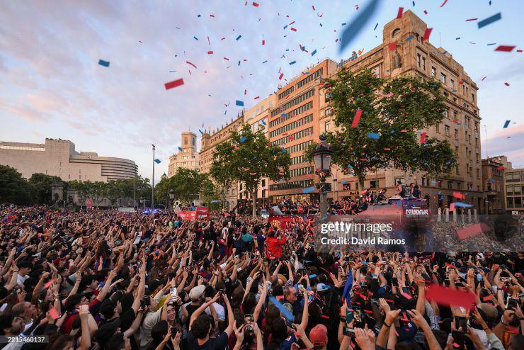 Barca rước cúp cú ăn 3: "Biển người" chung vui, Yamal - Raphinha rạng rỡ - 8