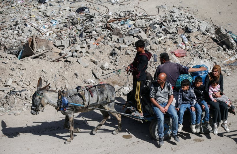 Người dân Gaza sơ tán sau khi Israel không kích vào ngày 16/5/2025. Ảnh: Reuters