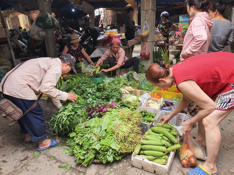 Rau dền đỏ được bán tại chợ với giá 5.000 đồng/bó.