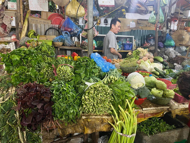 Rau dền được bày bán khắp các sạp bán rau củ quả và siêu thị.