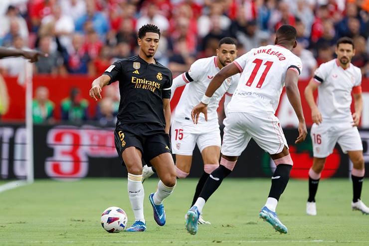 Real Madrid (áo đen) muốn đánh bại Sevilla