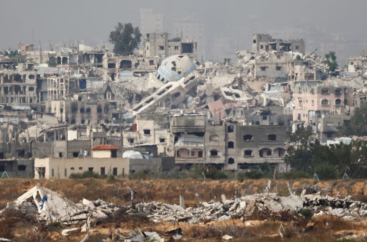 Cảnh tượng đổ nát ở Dải Gaza sau hơn 2 năm chiến sự (ảnh: Reuters)