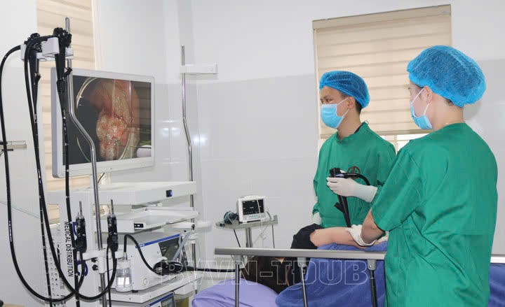 Bác sĩ nội soi dạ dày cho bệnh nhân.&nbsp;