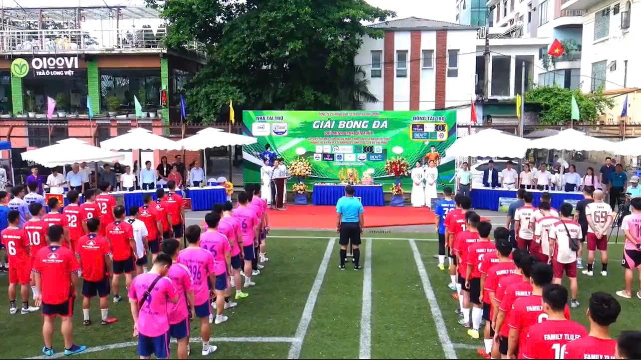 Lễ khai mạc diễn ra với sự góp mặt đông đảo của đơn vị nhà tài trợ, đội bóng, cổ động viên