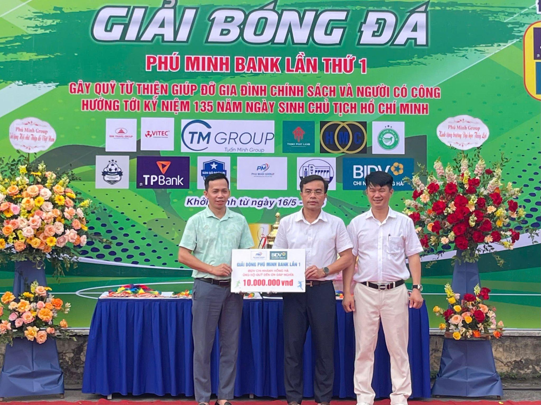 Ban tổ chức đón nhận ủng hộ quỹ Đền ơn đáp nghĩa của Ngân hàng BIDV CN Hồng Hà