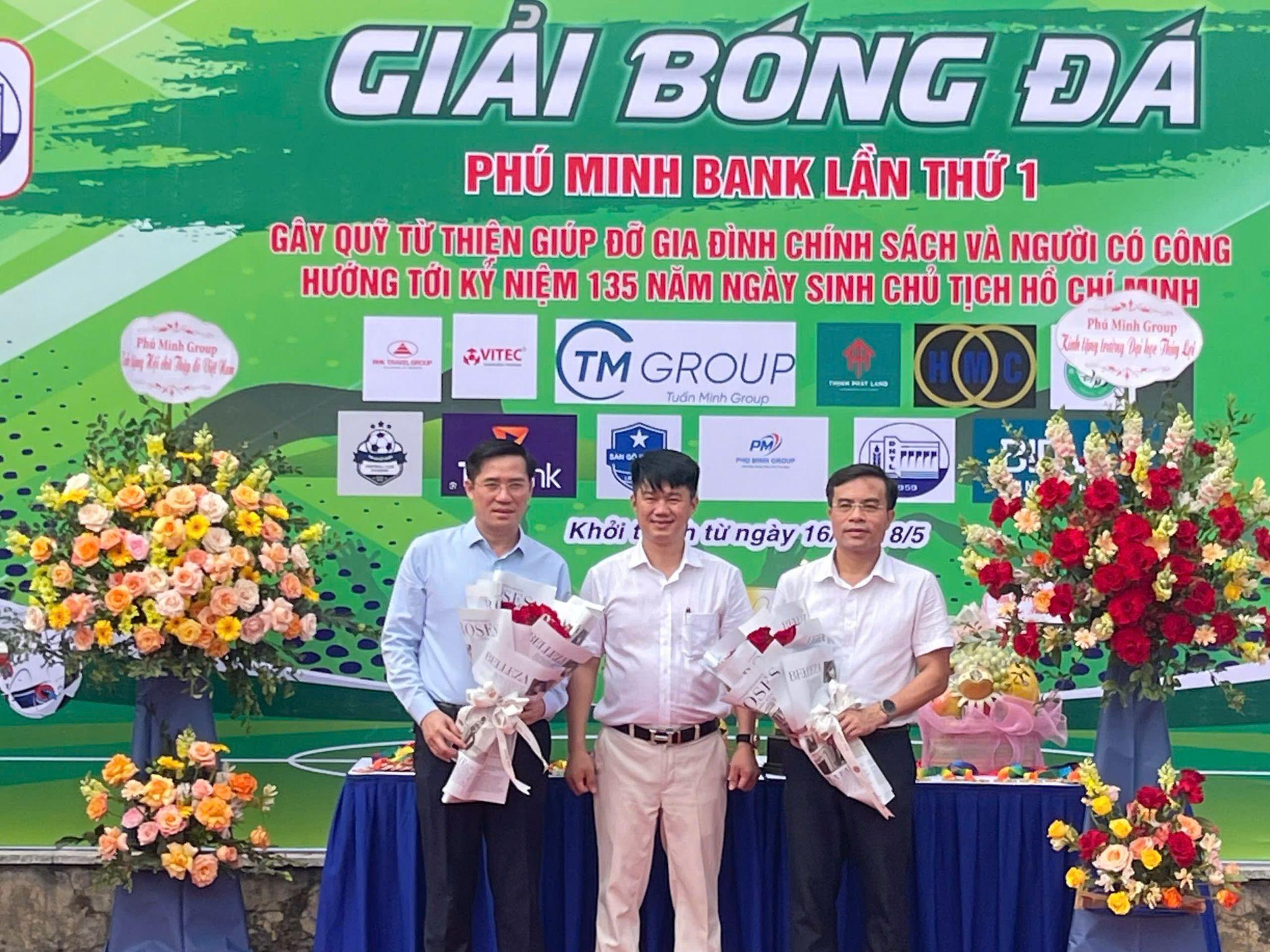 Ông Trần Thiên Tường - Chủ tịch Tập đoàn Phú Minh tặng hoa tri ân các nhà tài trợ