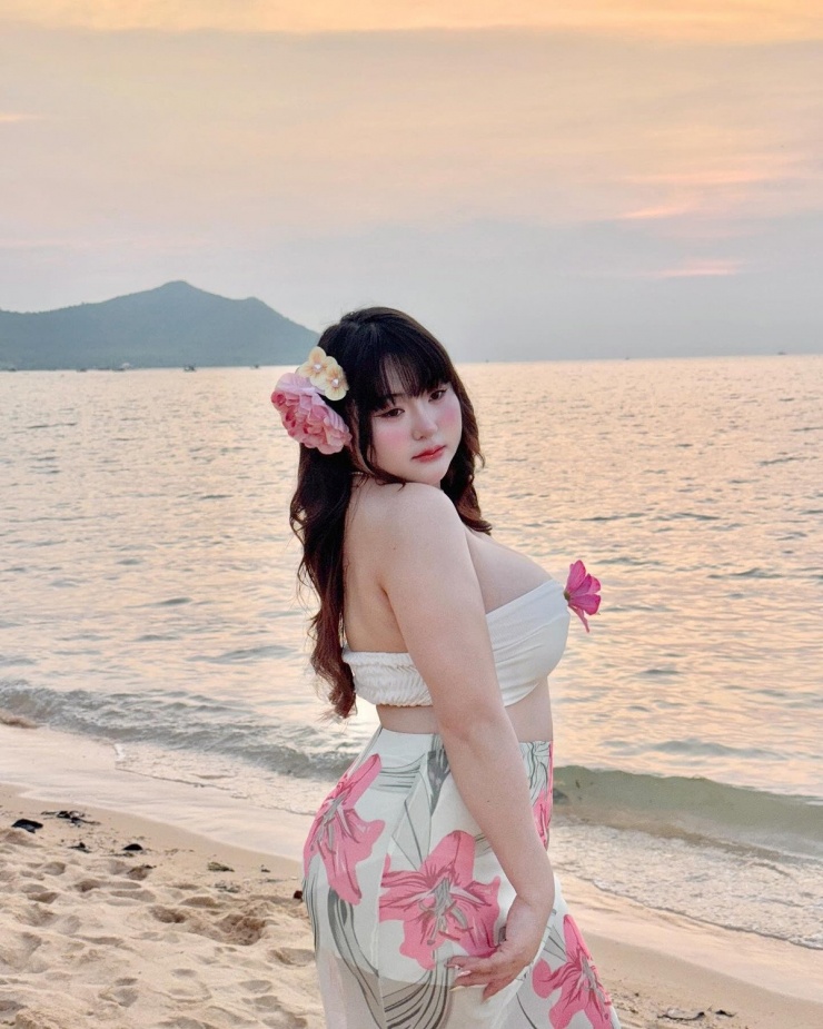 Trong thế giới mạng xã hội ngày càng cởi mở và đa dạng, chuẩn mực về cái đẹp cũng đang dần được định nghĩa lại. Một minh chứng rõ ràng cho xu hướng tích cực này chính là hình ảnh của “hot girl ngoại cỡ” đến từ Thái Lan – cô gái đang gây sốt với vẻ ngoài mũm mĩm, ngọt ngào và đầy cuốn hút.