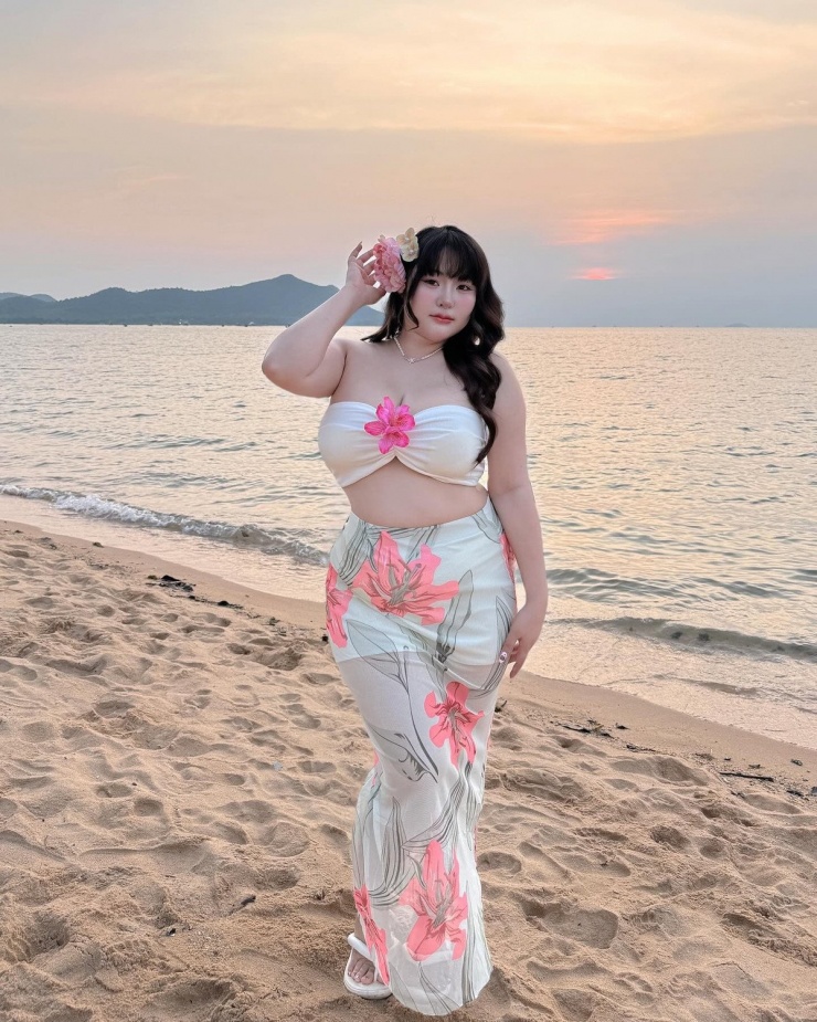 Trong loạt ảnh được chia sẻ gần đây, cô diện bộ trang phục gợi cảm lấy cảm hứng từ phong cách nhiệt đới, bao gồm áo quây ngực và chân váy ôm họa tiết hoa lớn.