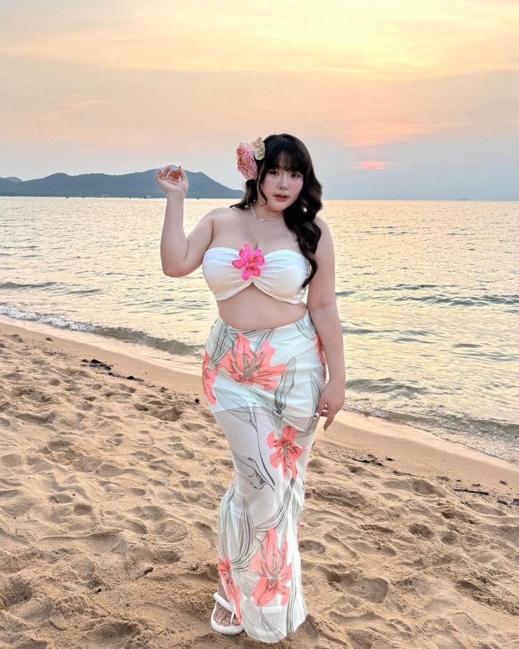 Khung cảnh hoàng hôn bên bờ biển càng làm tôn thêm vẻ đẹp dịu dàng và rực rỡ của cô nàng.