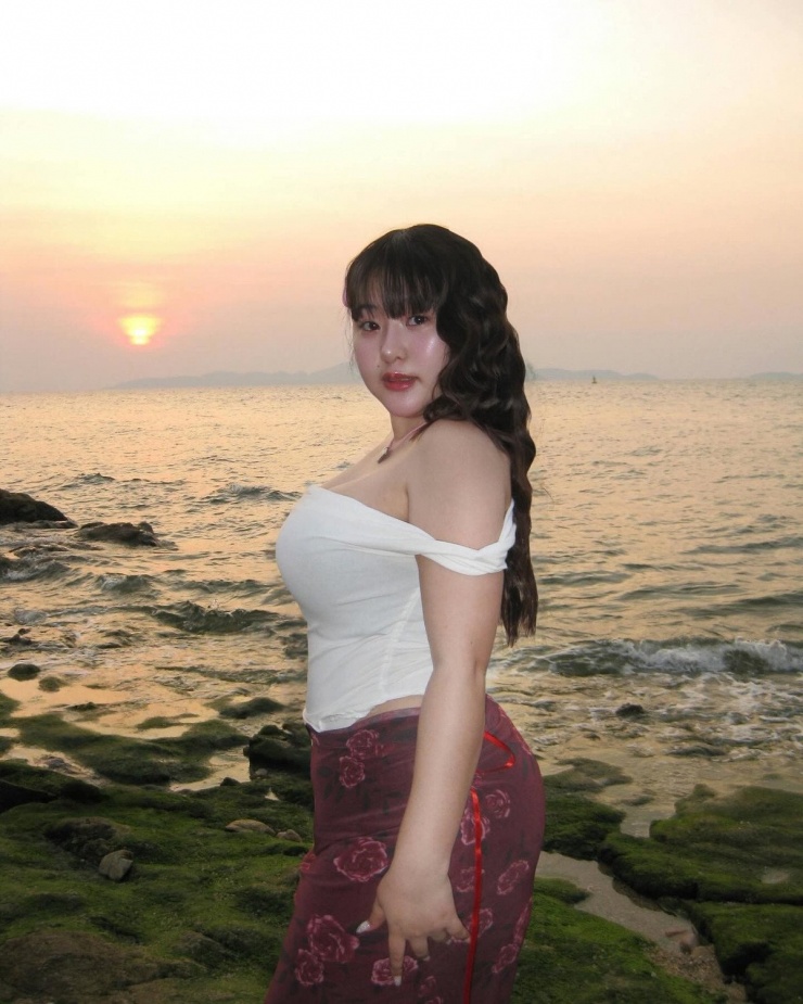 Không sở hữu thân hình mảnh mai theo kiểu “model”, nhưng chính vóc dáng đẫy đà và sự tự tin trong từng khoảnh khắc đã giúp cô tỏa sáng theo cách riêng.