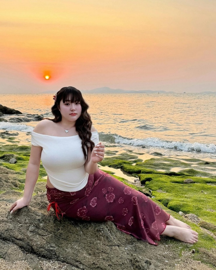 Với làn da trắng hồng, khuôn mặt bầu bĩnh cùng mái tóc đen dài mềm mại, cô nàng nhanh chóng chiếm trọn cảm tình của cộng đồng mạng.