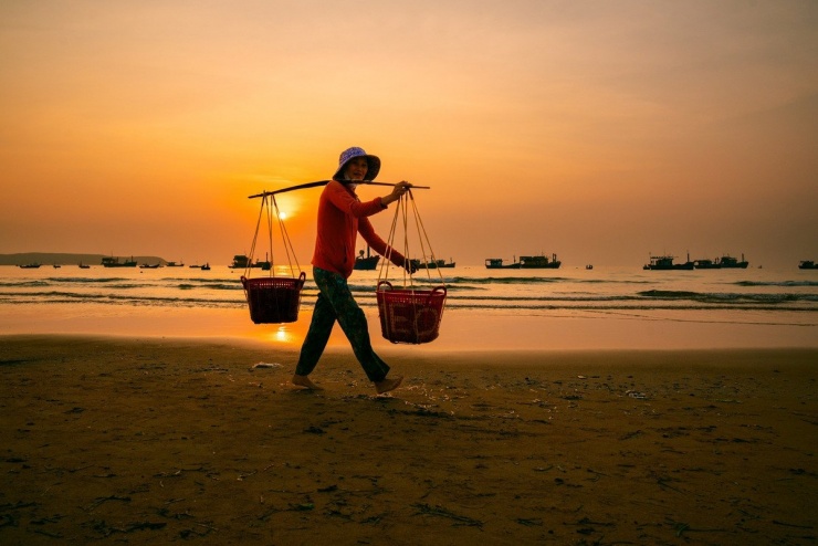 Không ít du khách thức dậy thật sớm, tìm về chợ cá Long Thủy để hòa mình vào dòng người tấp nập, cảm nhận sự hối hả của ngày mới bắt đầu nơi miền biển.