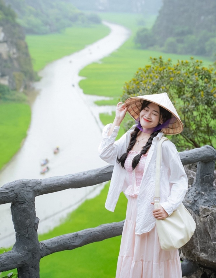 Nằm cách Hà Nội khoảng 100km về phía Nam, Ninh Bình từ lâu đã nổi tiếng với quần thể danh thắng Tràng An, chùa Bái Đính, Hang Múa và Tam Cốc – Bích Động. Nhưng có một thời điểm đặc biệt trong năm mà vùng đất này khoác lên mình vẻ đẹp dịu dàng, nguyên sơ đến lạ đó là mùa lúa xanh, thường rơi vào cuối tháng 4 đến giữa tháng 5. Ảnh Phương Tali