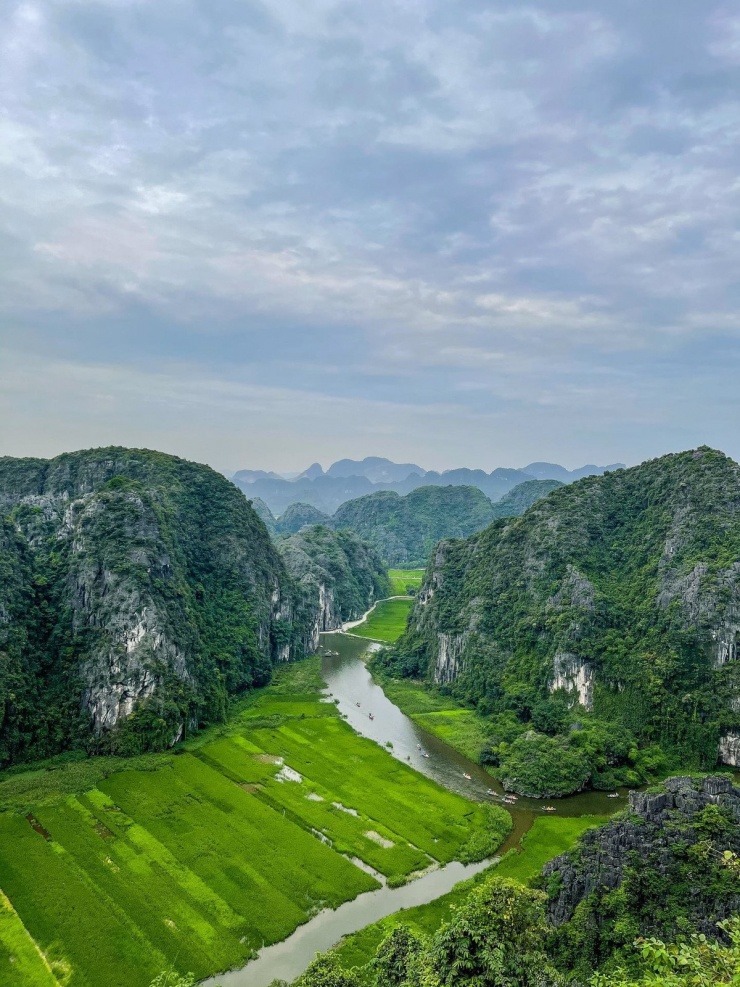 Đến Ninh Bình mùa này, du khách sẽ được chiêm ngưỡng những thửa ruộng trải dài bất tận, uốn lượn theo chân núi, len lỏi dưới những dãy đá vôi kỳ vĩ. Ảnh Minh Khang