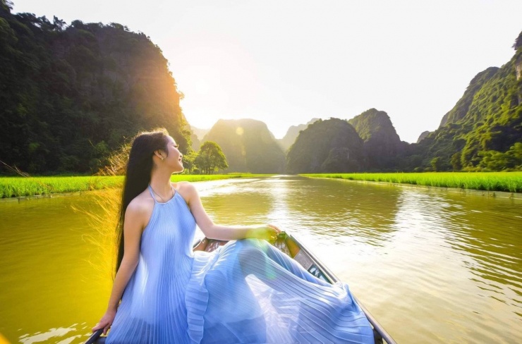 Thuyền đi qua ba hang nước mát lạnh, giữa không gian tĩnh lặng chỉ còn tiếng mái chèo khua nhẹ và tiếng chim ríu rít, tạo cảm giác như lạc vào một miền cổ tích. Ảnh: Á hậu Miss Teen International Hoàng Yến