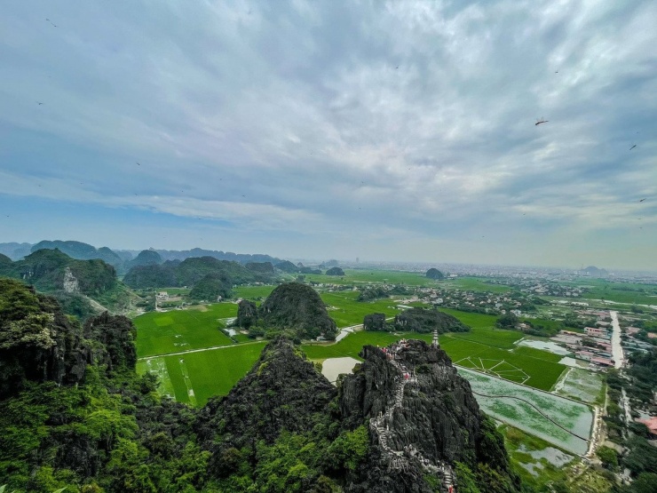 Để chuyến đi thêm trọn vẹn, đừng quên thưởng thức các đặc sản địa phương như dê núi nướng, cơm cháy, miến lươn và canh chua cá rô đồng. Du khách có thể lựa chọn nghỉ tại các homestay ven đồng, nơi có view nhìn ra cánh đồng lúa xanh, rất phù hợp để thư giãn và "sống chậm". Ảnh Minh Khang