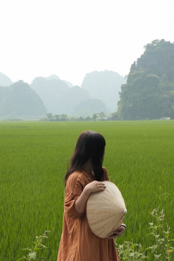 Thời điểm lý tưởng để khám phá mùa lúa xanh là từ sáng sớm hoặc chiều muộn – khi ánh nắng dịu nhẹ phủ lên cảnh vật, tạo nên hiệu ứng ánh sáng tuyệt đẹp. Hãy mang theo nón, kính râm, kem chống nắng và trang phục thoải mái để di chuyển dễ dàng, đồng thời đừng quên sạc đầy pin điện thoại hay máy ảnh, bởi du khách chắc chắn sẽ muốn lưu lại từng khoảnh khắc. Ảnh Hạnh Hạnh