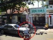 Clip: Đâm vào xe Rolls-Royce, xe máy phi thẳng vào ngõ khiến tài xế ngỡ ngàng