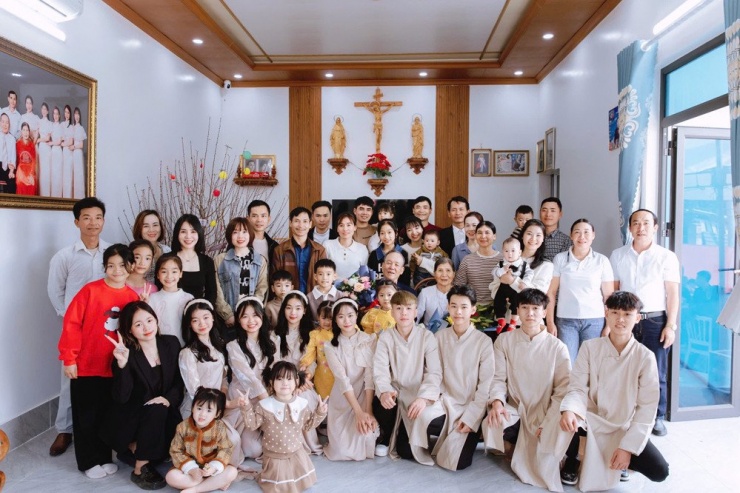 Vợ chồng ông Vy quây quần bên các con, các cháu, chắt