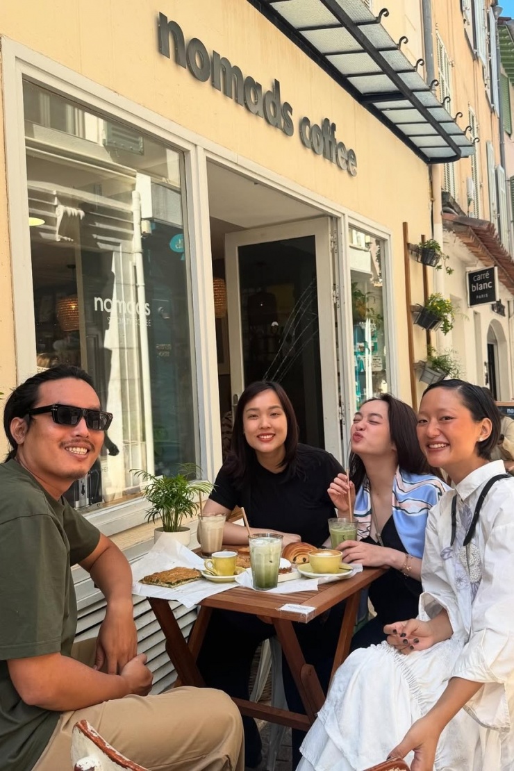 Nhóm nghệ sĩ thưởng thức cafe ngoài trời và nhiều món ngon ở thành phố biển.