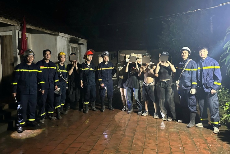 Hà Nội: 5 người mắc kẹt trên đỉnh núi Hàm Lợn - 3