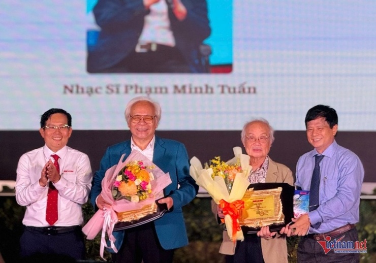 Hai nhạc sĩ gạo cội Trần Xuân Tiến và Phạm Minh Tuấn (thứ 2,3 từ trái qua) được trao giải “Nhạc sĩ trọn đời vì âm nhạc Việt Nam”.&nbsp;