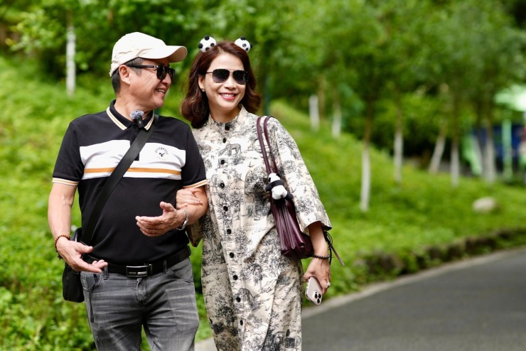 Sau hơn 2 năm chia tay NSND Ngọc Huyền, NSƯT Chí Trung tìm được bến đỗ mới bên Á hậu Doanh nhân Ý Lan, kém anh 18 tuổi.&nbsp;